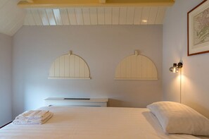 Classic House, 3 Bedrooms | 9 bedrooms, individually furnished, bed sheets - Lovely Holiday Home in Texel Near Sea (Oosterend)