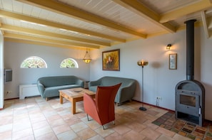 Maison Classique, 3 chambres | Salle de séjour | Cheminée