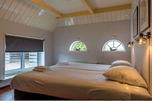 3 habitaciones, muebles diferentes y ropa de cama