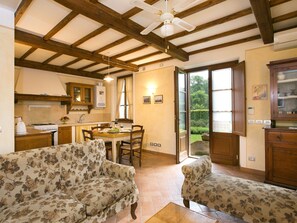 Cottage phong cách cổ điển, 2 phòng ngủ | Phòng khách | Lò sưởi