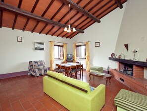 شقة مريحة - غرفتا نوم | غرفة المعيشة | مدفأة