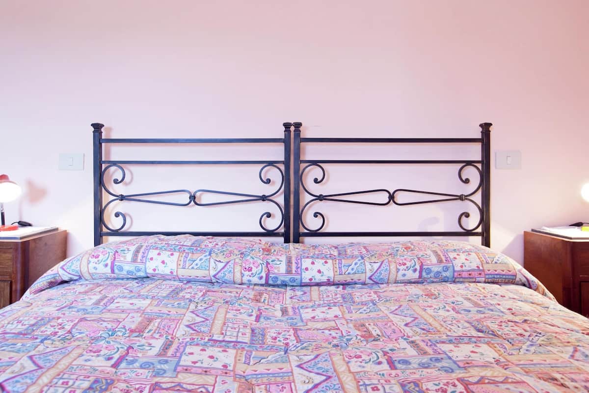 3 habitaciones, muebles diferentes y ropa de cama