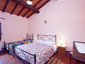 شقة مريحة - غرفتا نوم | 3 عدّة غرف نوم وطراز فريد لكل وحدة وملاءات أسرّة