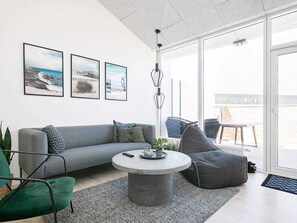 Classic Apartment, 3 Bedrooms | Interior