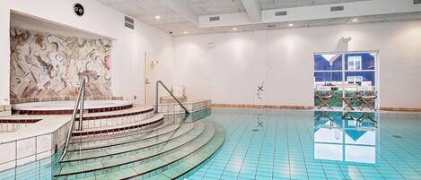 Una piscina techada, una piscina al aire libre