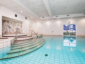 Inomhuspool och utomhuspool
