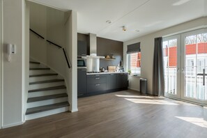 Departamento clásico, 3 habitaciones | Cocina privada | Refrigerador, microondas, lavavajillas y cafetera y tetera