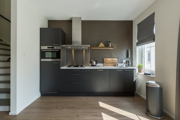 Wasserkocher mit Kaffee-/Teezubehör, Kühlschrank, Mikrowelle