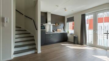 Fridge, microwave, dishwasher, coffee/tea maker