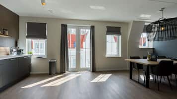 Fridge, microwave, dishwasher, coffee/tea maker