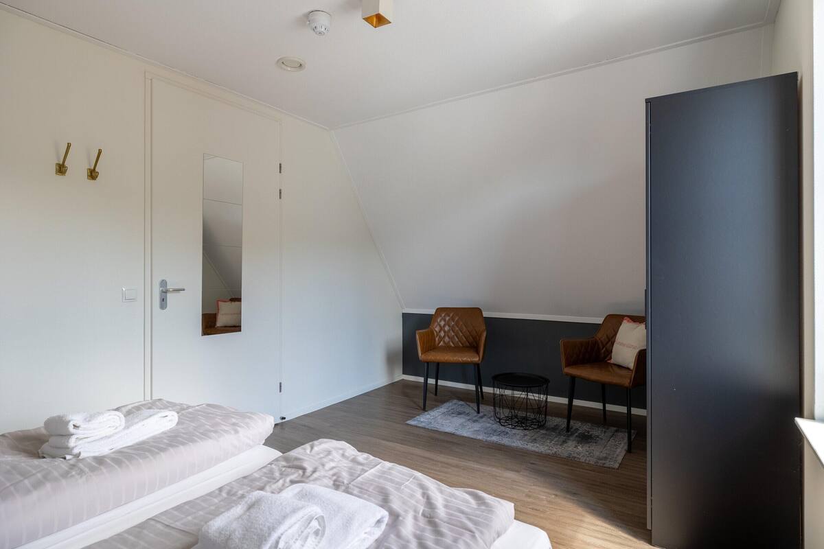 6 habitaciones, muebles diferentes y ropa de cama