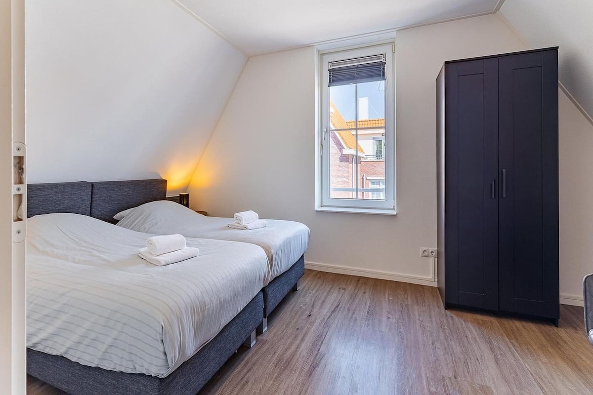 Classic Apartment, 3 Bedrooms | 6 bedrooms, individually furnished, bed sheets