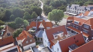 Un quartiere residenziale con architettura europea tradizionale, caratterizzato da tetti in tegole rosse e facciate bianche.