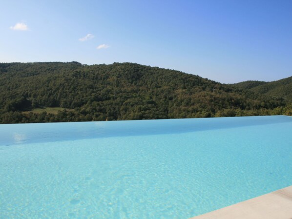 Outdoor pool - Apartment in a Modern Holiday Home in Anghiari (Anghiari)