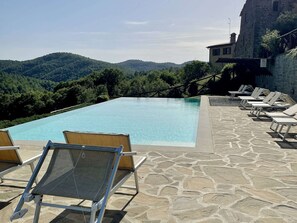 Pool - Apartment in a Modern Holiday Home in Anghiari (Anghiari)