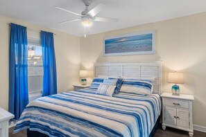 1 chambre, bureau, fer et planche à repasser, lit parapluie