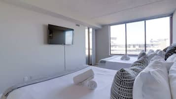 2 bedrooms, desk, iron/ironing board, WiFi