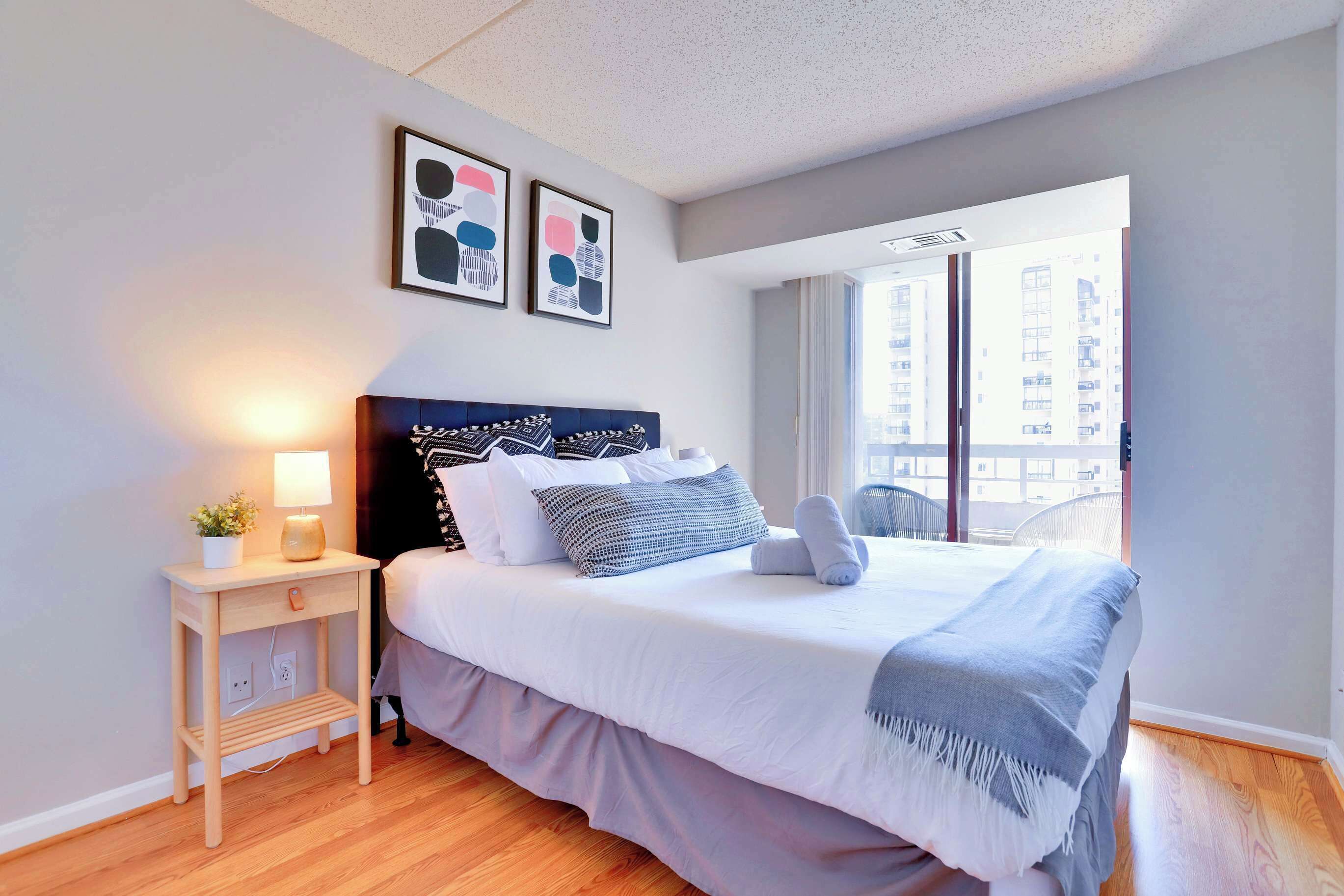 2 bedrooms, desk, iron/ironing board, WiFi