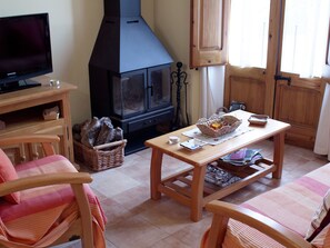 Comfort Cottage, 2 Bedrooms | Living room