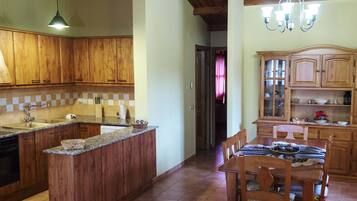 Classic Cottage, 2 Bedrooms | Dining