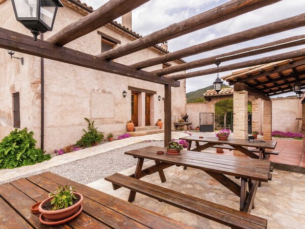 Garden - 17th Century Farmhouse in Bages, Near Montserrat (Castellfollit del Boix)