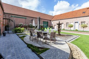 Balcony - Large Cottage Overlooking the Sunny Courtyard With Fountain (Comines-Warneton)