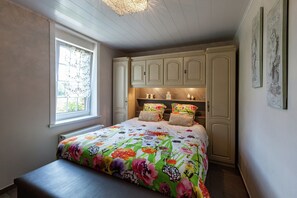 5 bedrooms, bed sheets