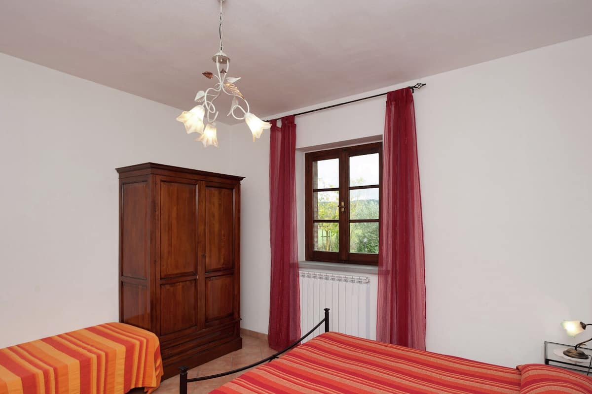 5 bedrooms, individually furnished, bed sheets