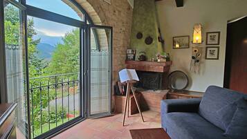 Comfort House, 3 Bedrooms | Ruang tamu | Pendiangan