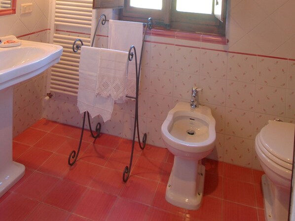 A bathroom with a sink, bidet, and toilet. - Agriturismo Near Cortona With Swimming Pool (Cortona)