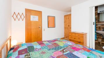 26 kamar tidur dan dilengkapi dengan perabotan berbeda-beda