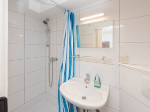 Classic House, Multiple Bedrooms | Bathroom | Bathtub