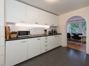 Casa clássico, vários quartos | Cozinha privada | Geladeira, micro-ondas, fogão, lava-louças
