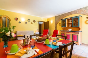 Kjøleskap, mikrobølgeovn, kaffetrakter/tekoker og høy barnestol