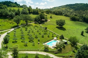 Outdoor pool - Farmhouse in Hilly Area in Gubbio With Pool (Gubbio)