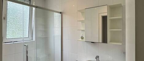 Deluxe Apartment, 3 Bedrooms | Bathroom
