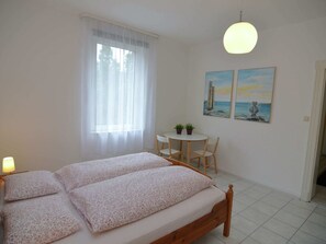 10 chambres, ameublement unique, literie fournie