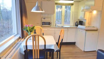 Comfort House, 2 Bedrooms | Dining