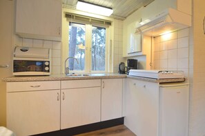Comfort House, 2 Bedrooms | Private kitchen | Microwave, coffee/tea maker, highchair - Completely Detached Bungalow in a Nature-filled Park by a Large fen (Stramproy)