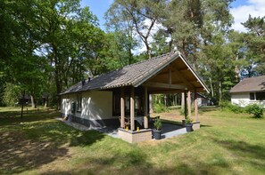 Garden - Completely Detached Bungalow in a Nature-filled Park by a Large fen (Stramproy)