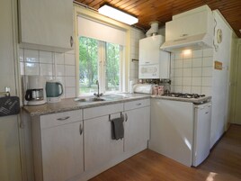Casa clásica, 2 habitaciones | Cocina privada | Cafetera o tetera, microondas y trona infantil