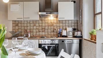 Deluxe Apartment, 3 Bedrooms | Private kitchen | Fridge, oven, stovetop, dishwasher