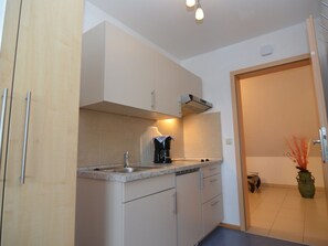 Apartamento clássico, 1 quarto | Cozinha privada | Geladeira, cafeteira/chaleira, cadeirão de bebê