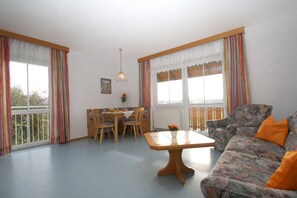 Apartamento luxo, 2 quartos | Área de estar