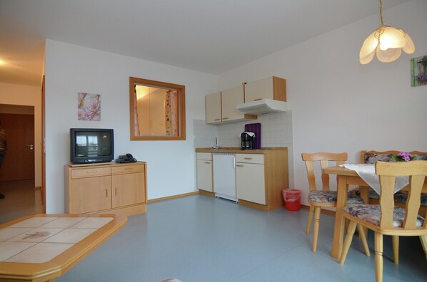 Deluxe Apartment, 2 Bedrooms | Living room