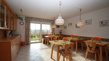 Apartemen Deluks, 2 kamar tidur | Tempat makan