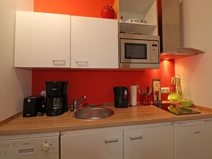 Deluxe Apartment, 2 Bedrooms | Private kitchen