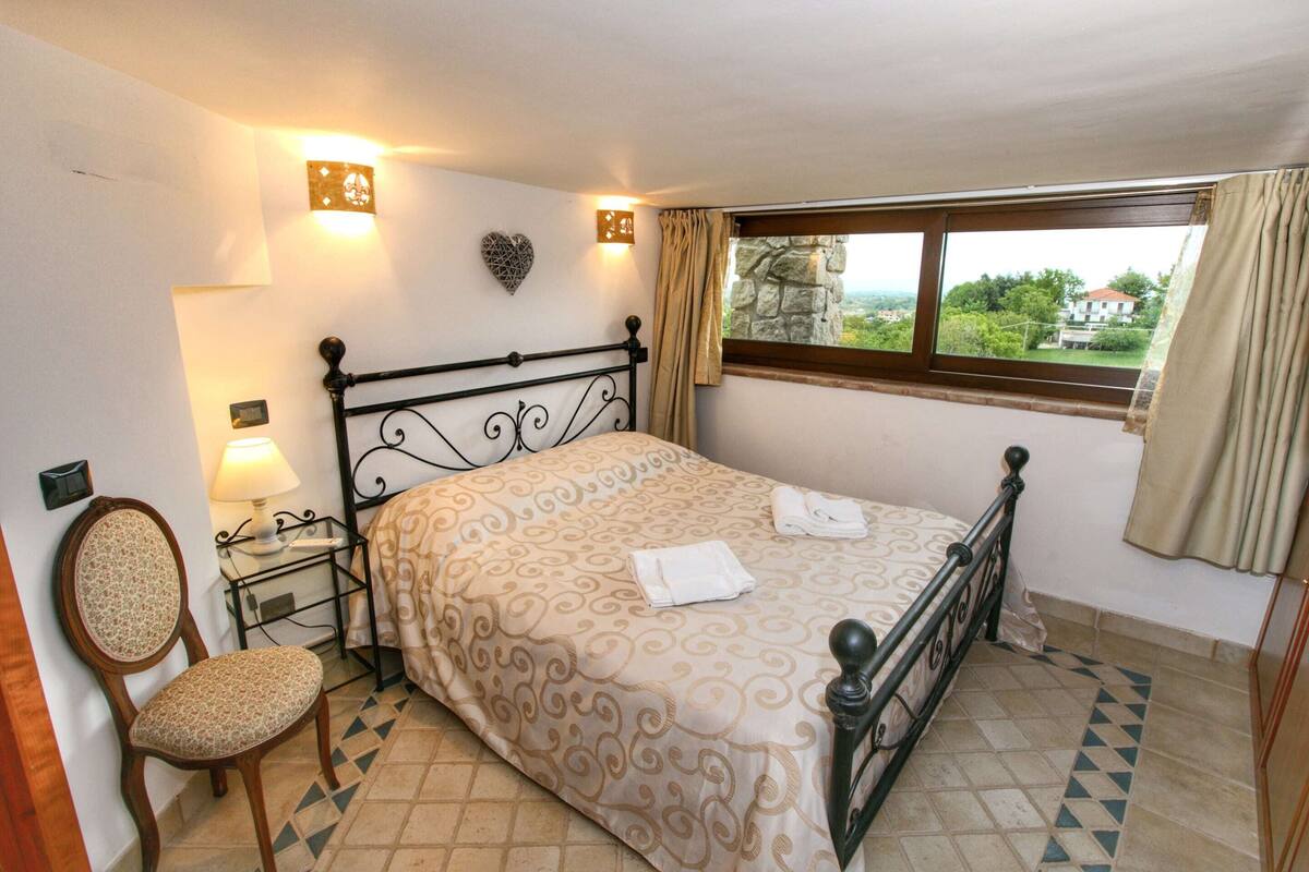 Villa classique, plusieurs chambres | 13 chambres, ameublement unique, literie fournie