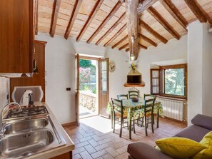 Living room - Lavish Holiday Home in Volterra With Pool (Volterra)