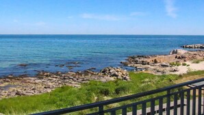A coastal view with rocky terrain and a clear sky. - 4 Person Holiday Home in Allinge (Allinge)